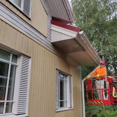  omakotitalojen-julkisivujen-puuseinien-pesu-asko-anttila-oy-karkkila.jpg