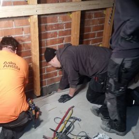 Asko Anttilan työntekijät rakentavat seinää